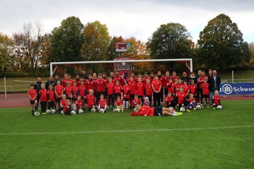 gemeinsames Bild der Campteilnehmer mit der 1 Herrenmannschaft des VfB Germania Halberstadt gemeinsames Bild der Campteilnehmer mit der 1 Herrenmannschaft des VfB Germania Halberstadt